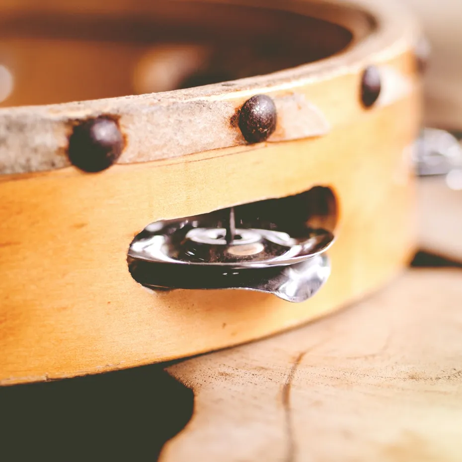 Gros plan sur un tambourin en bois utilisé pendant les ateliers d’éveil musical
